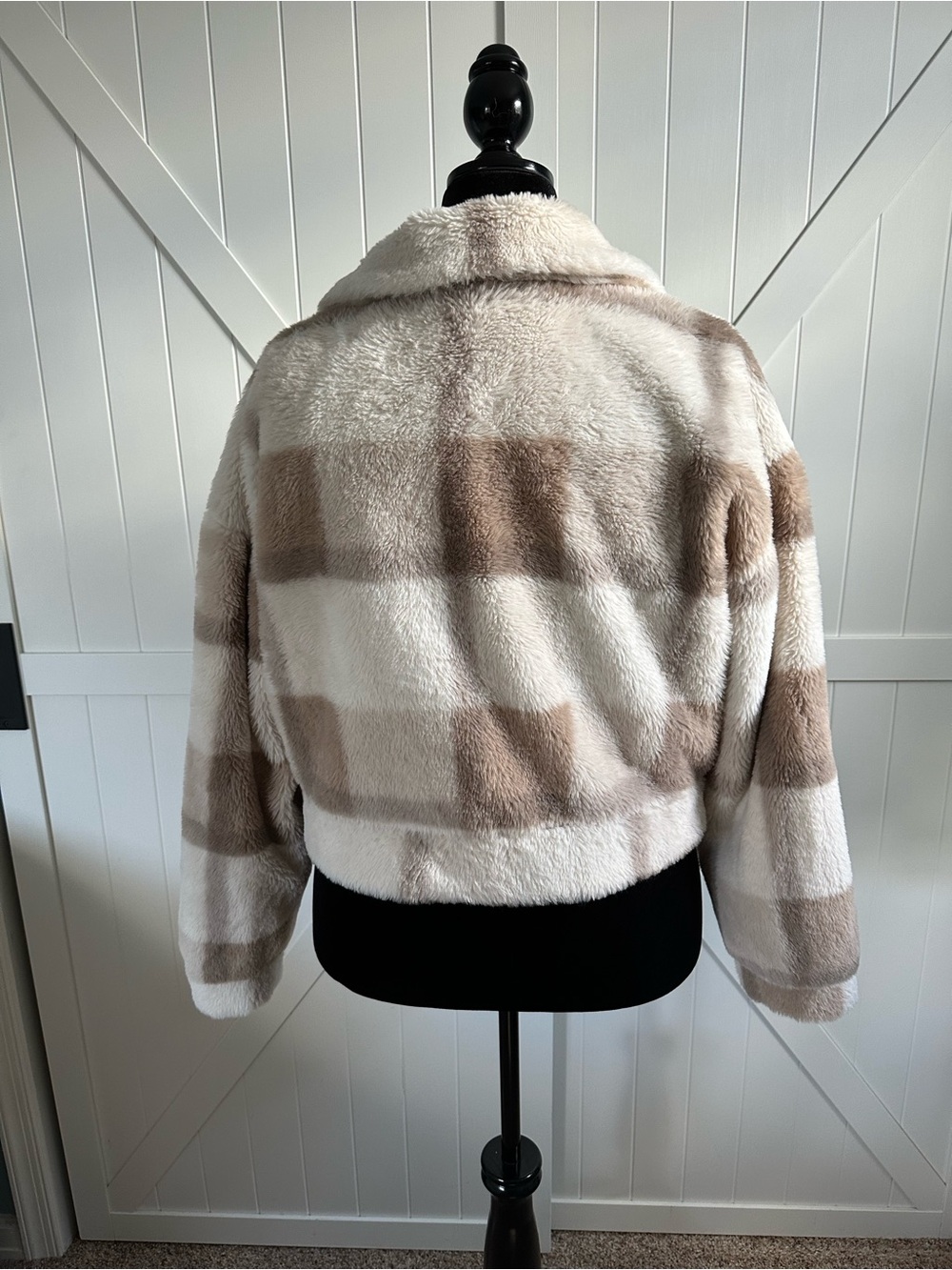 Alter’d State Women’s Large Faux Fur Checkered Cropped Jacket Oversized Plush - Picture 3 of 5
